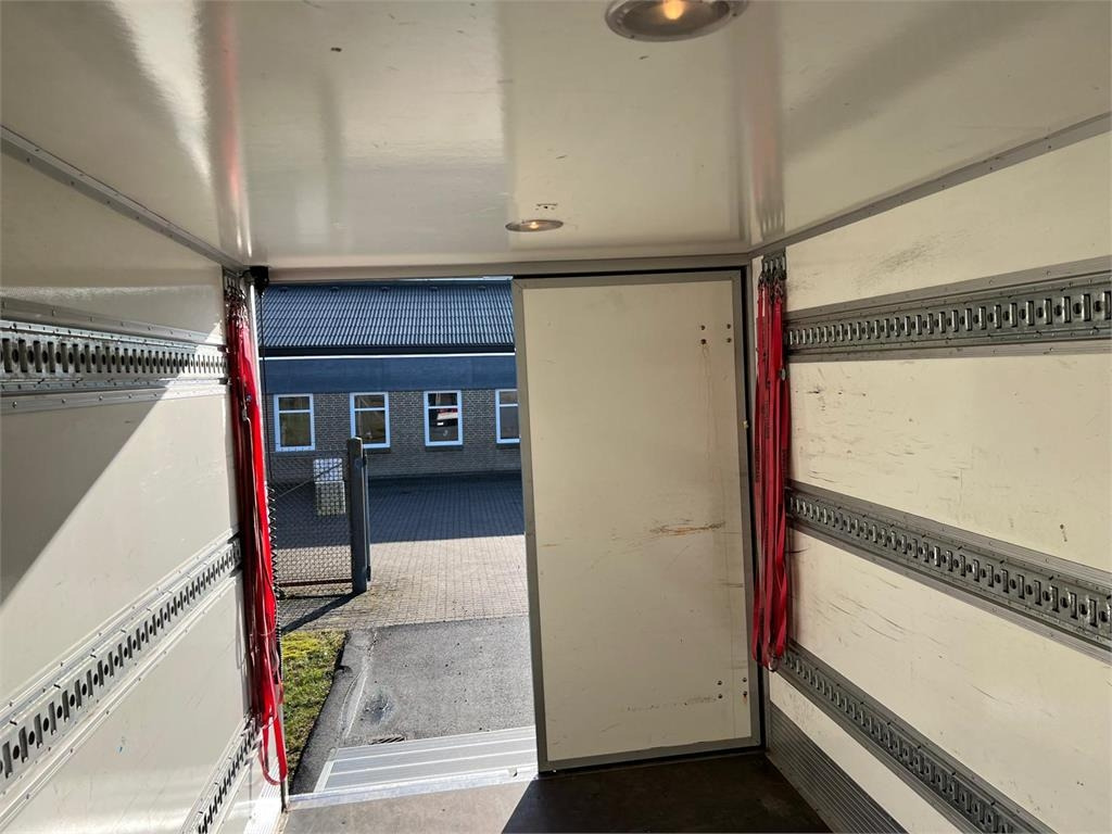 Xe tải hộp Iveco Daily 70C18 - dobbelt cab: hình 14 Xe tải hộp Iveco Daily 70C18 - dobbelt cab: hình 14