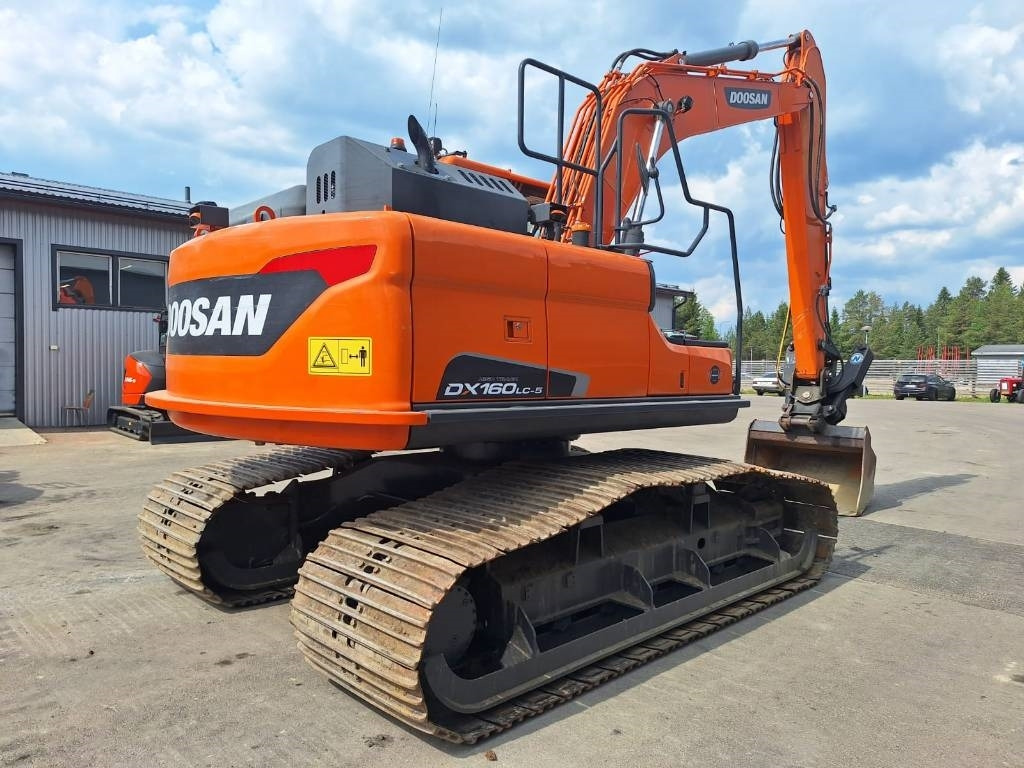 Doosan DX160LCH-5 METSÄMALLI KALLISTAJALLA - Máy xúc bánh xích: hình 4 Doosan DX160LCH-5 METSÄMALLI KALLISTAJALLA - Máy xúc bánh xích: hình 4