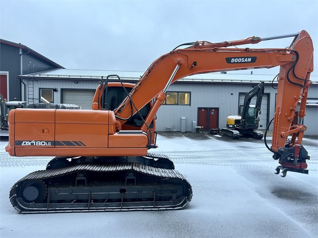 Doosan MYYTY! SOLD! DX180LCH PYÖRITTÄJÄLLÄ - Máy xúc bánh xích: hình 5 Doosan MYYTY! SOLD! DX180LCH PYÖRITTÄJÄLLÄ - Máy xúc bánh xích: hình 5