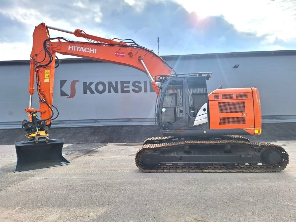 Hitachi ZX225USLC-5 PYÖRITTÄJÄLLÄ - Máy xúc bánh xích: hình 1 Hitachi ZX225USLC-5 PYÖRITTÄJÄLLÄ - Máy xúc bánh xích: hình 1