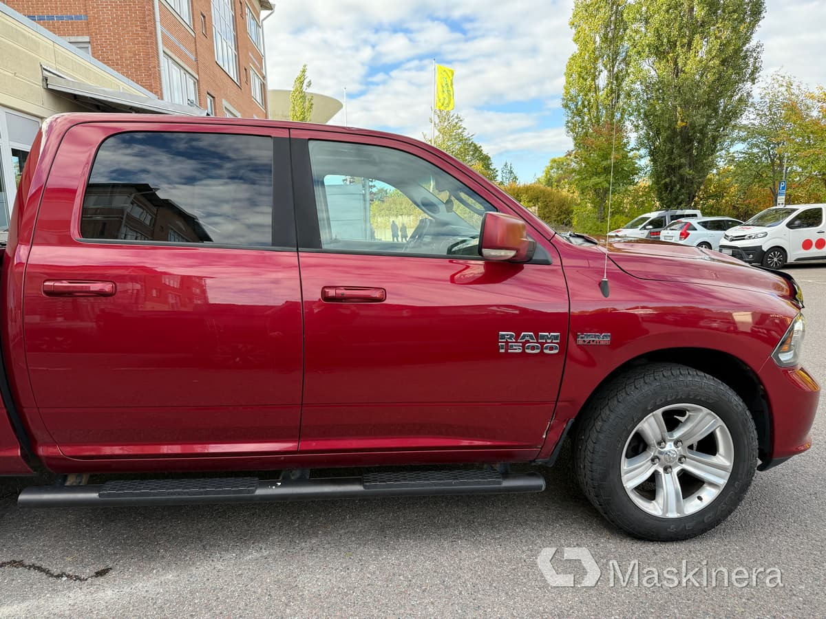Pickup Dodge Ram 1500 Crew Cab 5.7L V8 HEMI - Xe van nhỏ gọn: hình 4 Pickup Dodge Ram 1500 Crew Cab 5.7L V8 HEMI - Xe van nhỏ gọn: hình 4