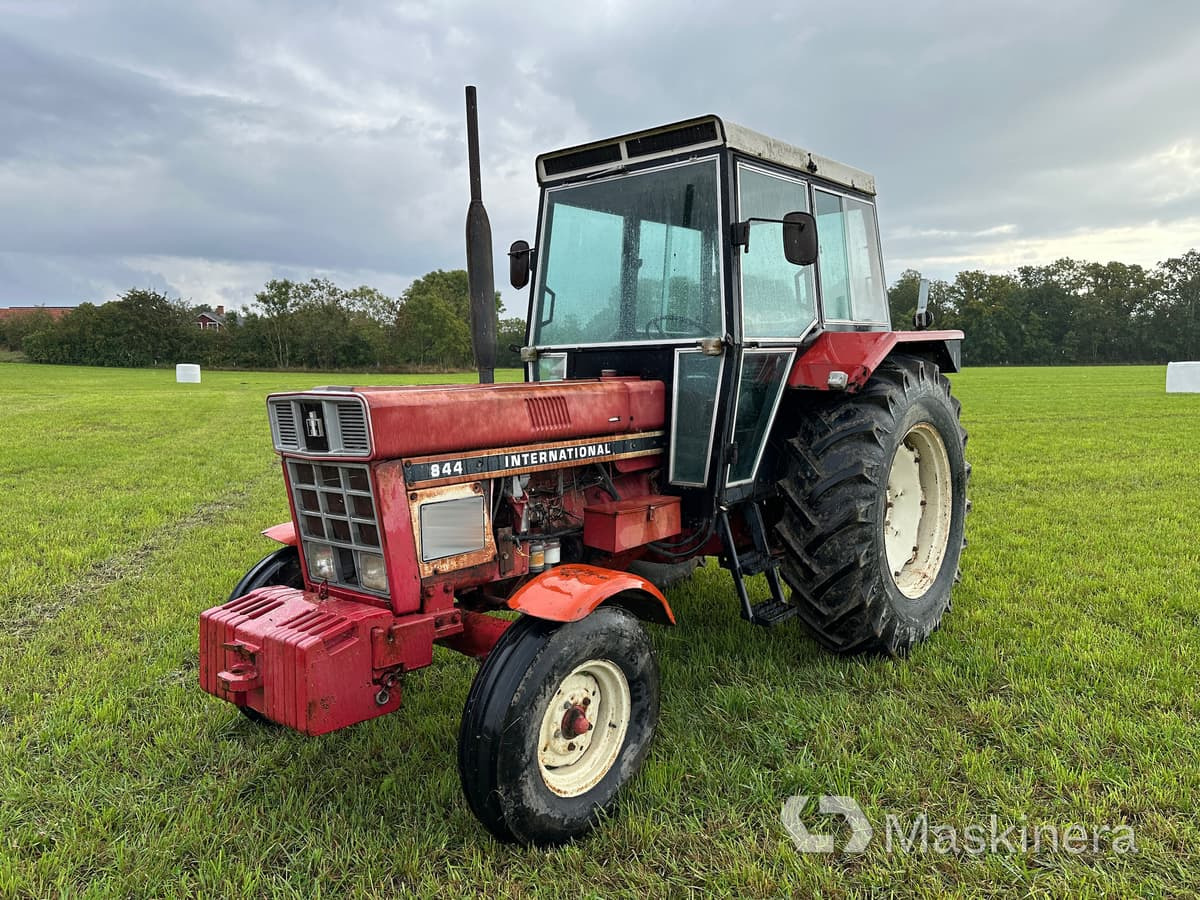 Traktor International 844 - Máy cày: hình 1 Traktor International 844 - Máy cày: hình 1