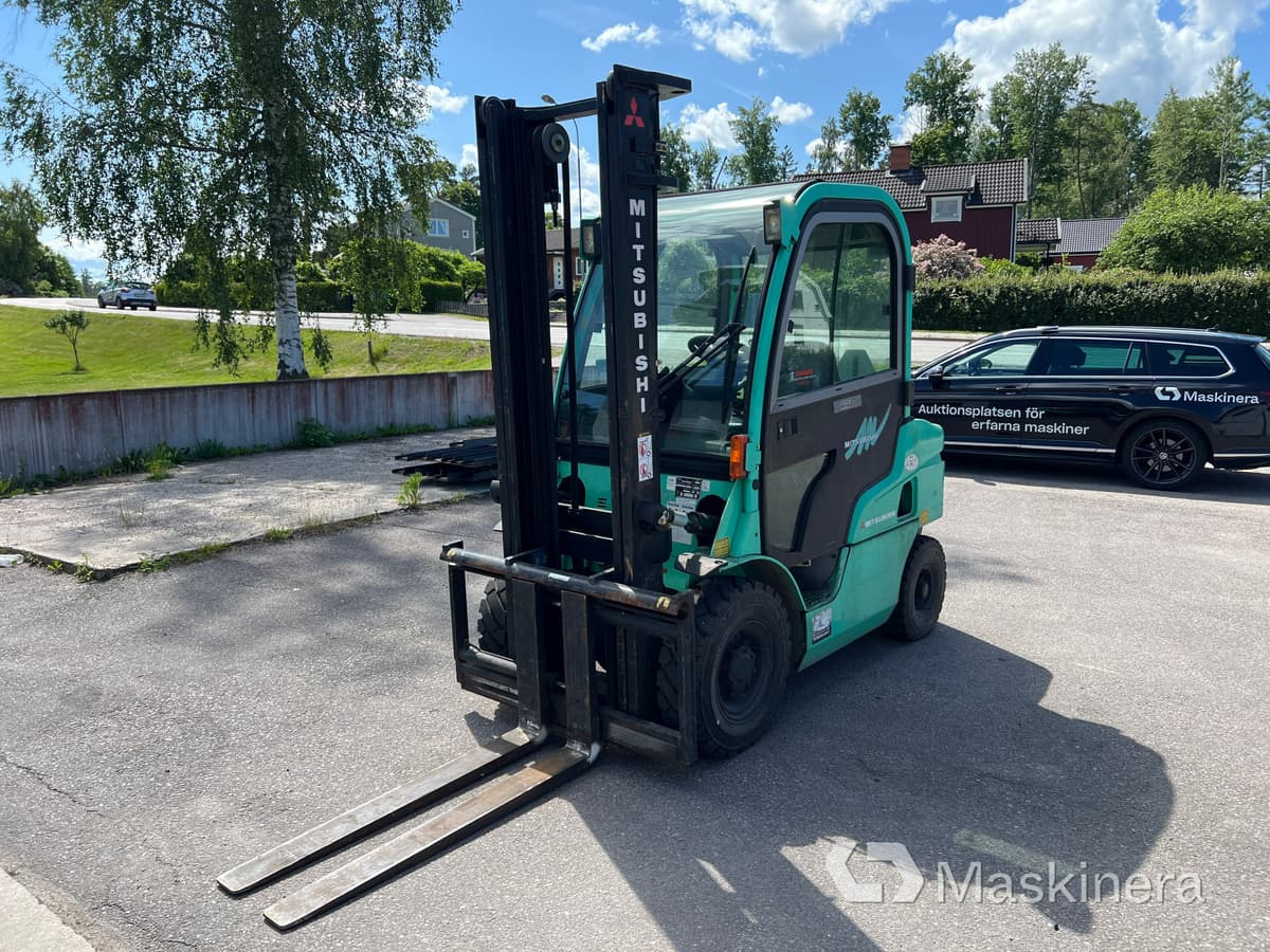 Truck Mitsubishi FD25N - Xe nâng diesel: hình 1 Truck Mitsubishi FD25N - Xe nâng diesel: hình 1