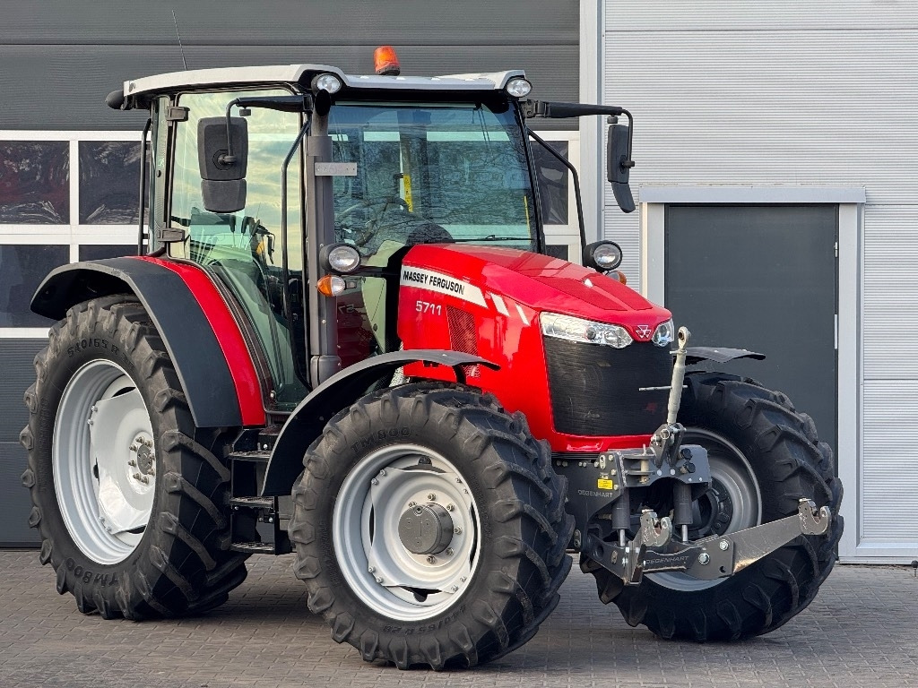 Massey Ferguson 5711 - Máy cày: hình 1 Massey Ferguson 5711 - Máy cày: hình 1
