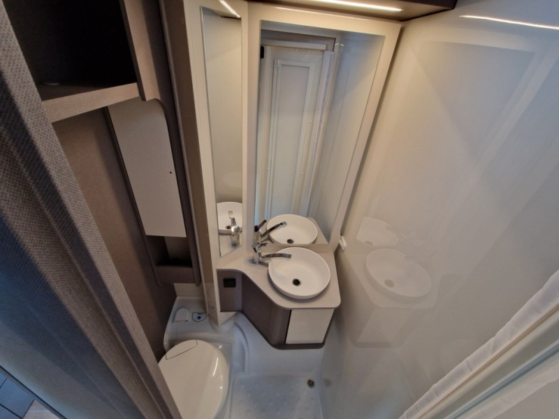 Etrusco T 6.9 SB - Xe cắm trại bán tích hợp: hình 2 Etrusco T 6.9 SB - Xe cắm trại bán tích hợp: hình 2