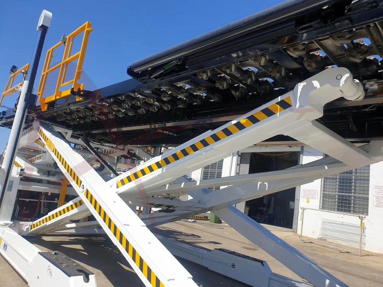 FMC COMMANDER 30 - Loader nâng hạ container/ Pallet: hình 5 FMC COMMANDER 30 - Loader nâng hạ container/ Pallet: hình 5