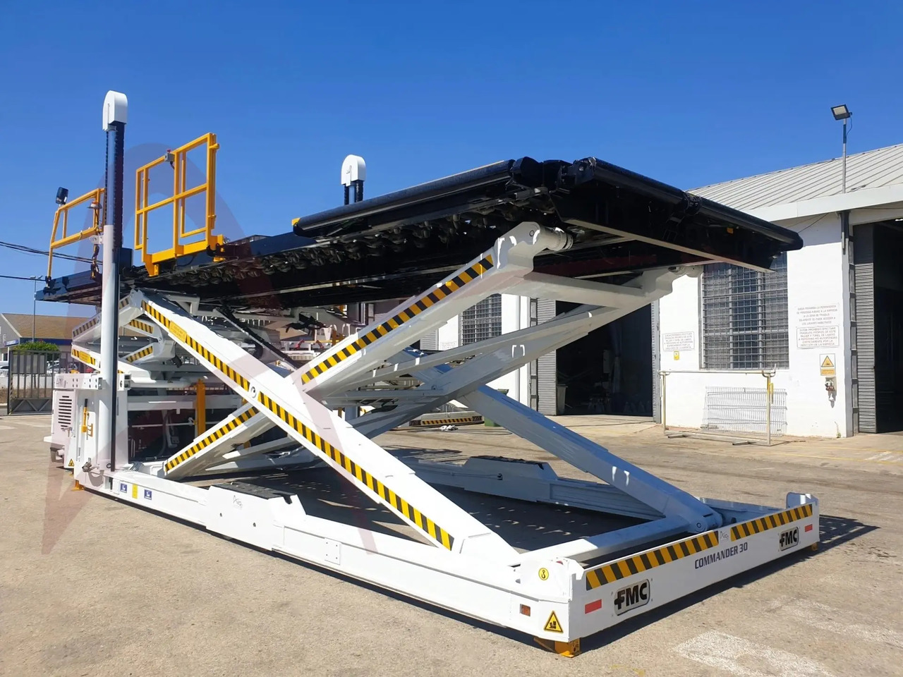 FMC COMMANDER 30 - Loader nâng hạ container/ Pallet: hình 4 FMC COMMANDER 30 - Loader nâng hạ container/ Pallet: hình 4