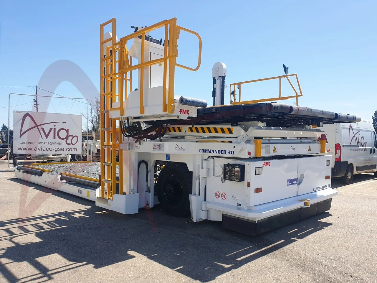 FMC COMMANDER 30 - Loader nâng hạ container/ Pallet: hình 1 FMC COMMANDER 30 - Loader nâng hạ container/ Pallet: hình 1