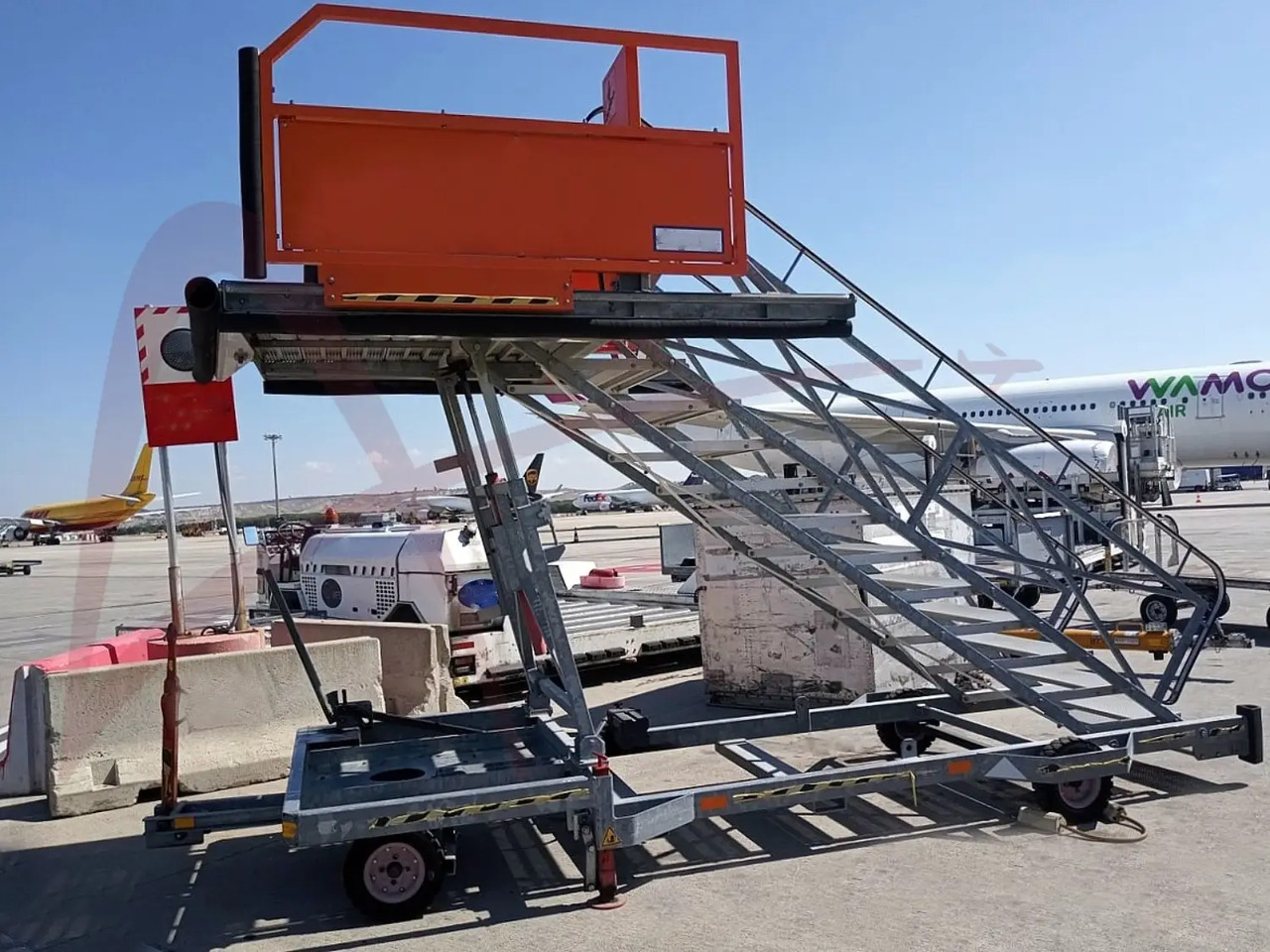 MASTER EQUIPMENT STR716 - Cầu thang hành khách: hình 1 MASTER EQUIPMENT STR716 - Cầu thang hành khách: hình 1