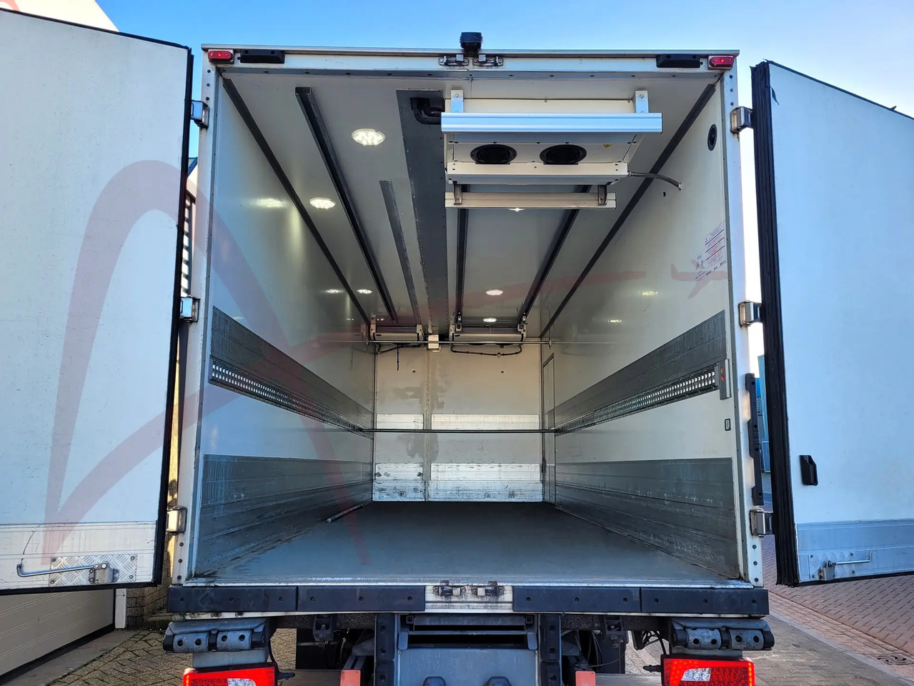 SCANIA P250 - Xe tải hộp: hình 3 SCANIA P250 - Xe tải hộp: hình 3