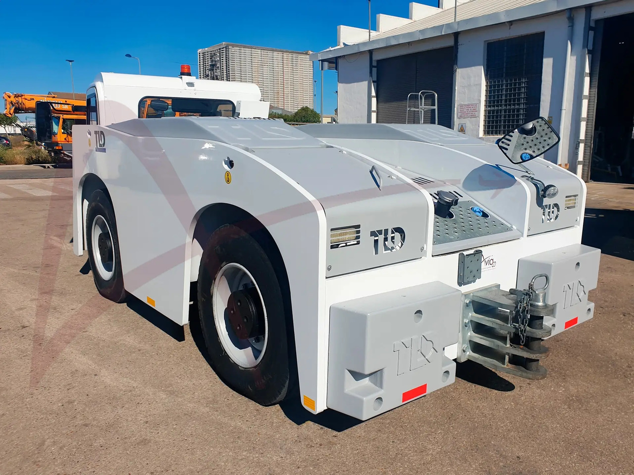 TLD TMX350-28 - Xe đầu kéo máy bay: hình 3 TLD TMX350-28 - Xe đầu kéo máy bay: hình 3
