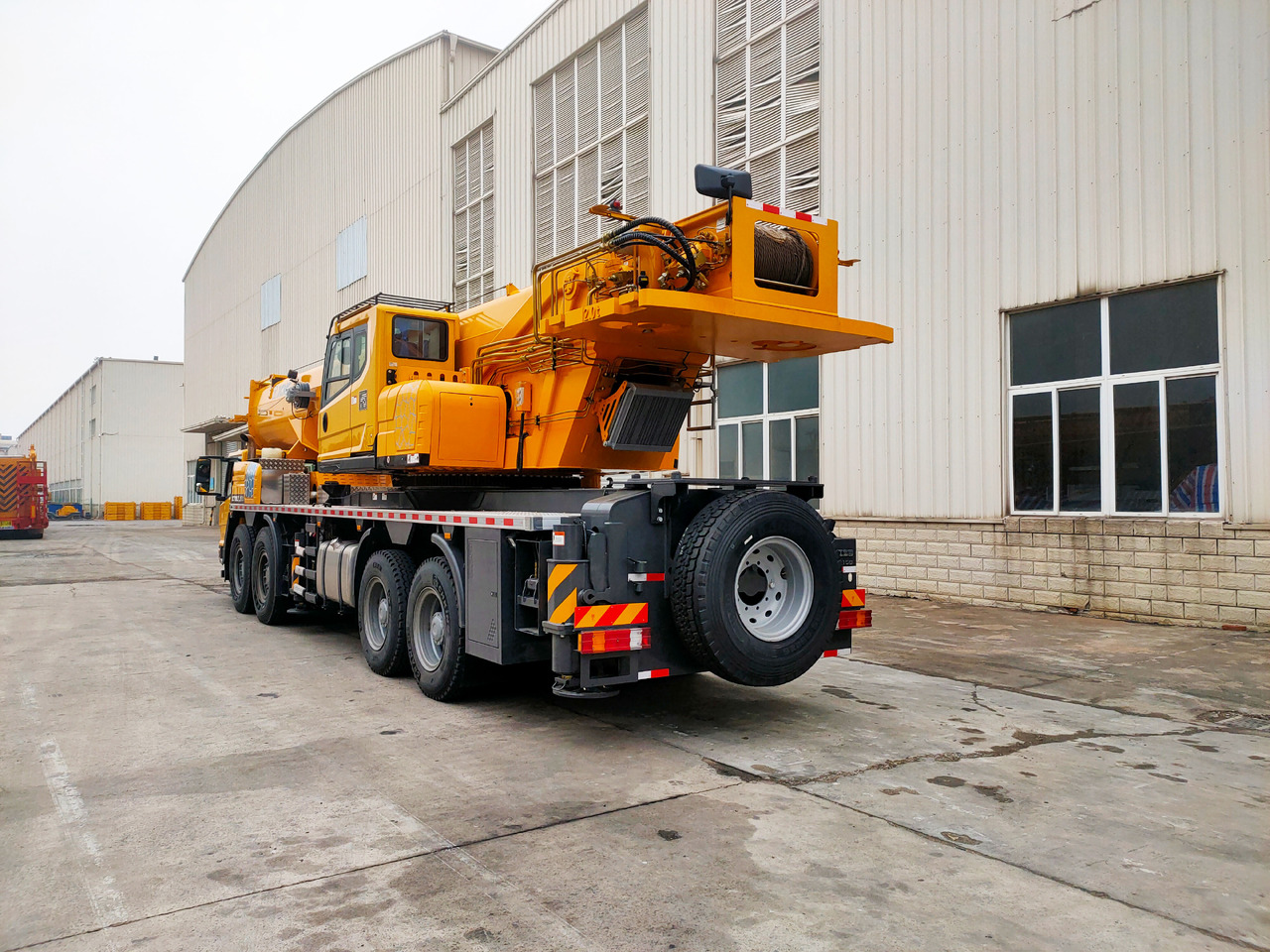 XCMG Factory Hydraulic Crane Telescopic Boom XCT100L7_1 Used 100 Ton Truck Crane For Sale - Cẩu bánh lốp: hình 3 XCMG Factory Hydraulic Crane Telescopic Boom XCT100L7_1 Used 100 Ton Truck Crane For Sale - Cẩu bánh lốp: hình 3