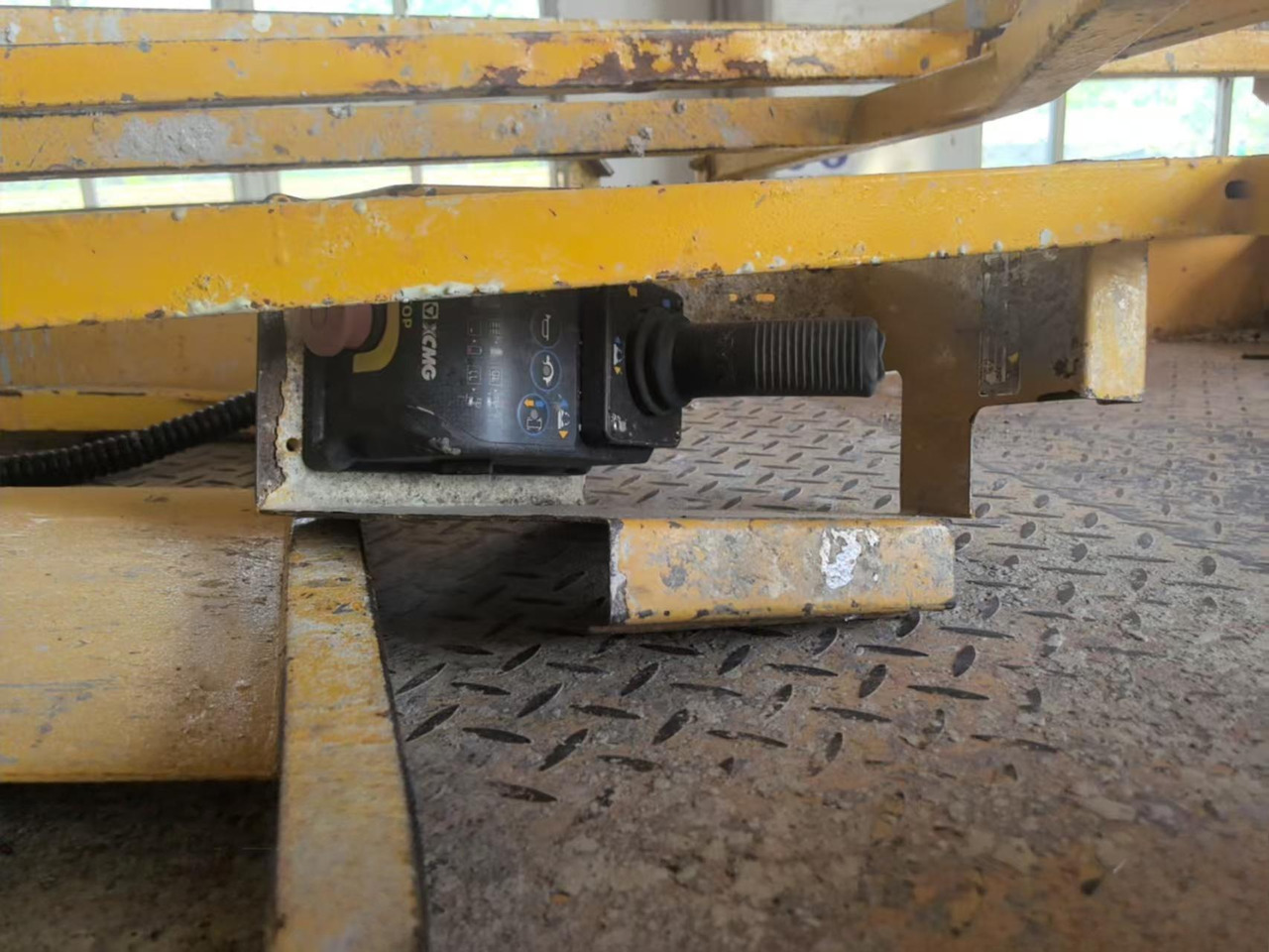 XCMG GTJZ1212 12m aerial work table platform scissor lift for sale - Máy nâng người hình kéo: hình 3 XCMG GTJZ1212 12m aerial work table platform scissor lift for sale - Máy nâng người hình kéo: hình 3