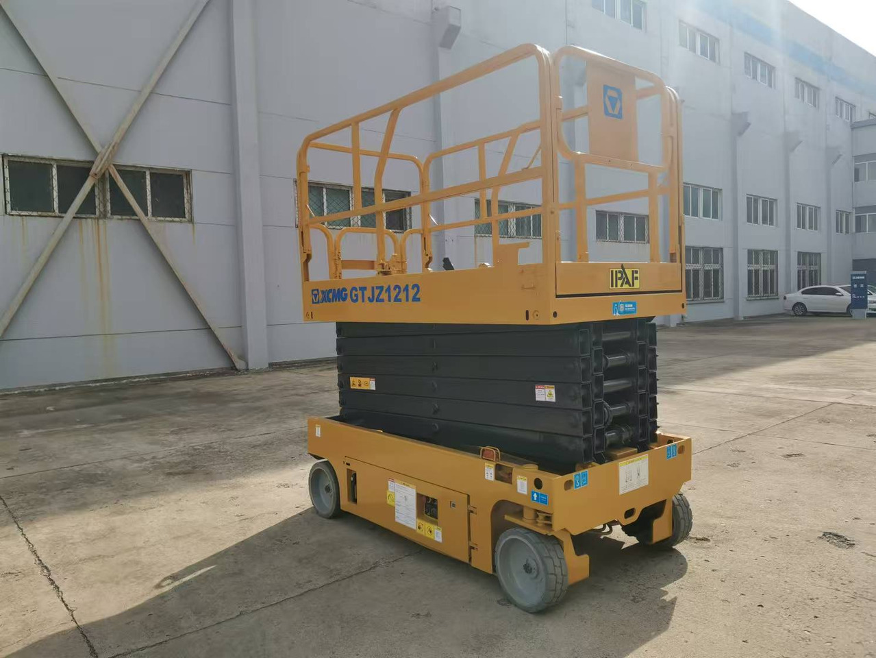 Máy nâng người hình kéo XCMG Official 12m Used Self Propelled Scissor Lift GTJZ1212 Aerial Work Platforms For Sale: hình 7