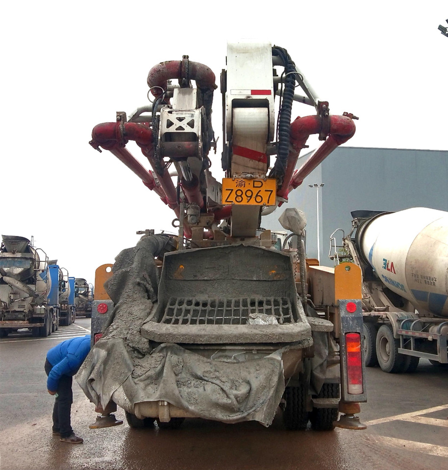 XCMG Official Concrete Machinery HB37V 37m Used Concrete Pump Truck With High Quality - Xe bơm bê tông: hình 4 XCMG Official Concrete Machinery HB37V 37m Used Concrete Pump Truck With High Quality - Xe bơm bê tông: hình 4