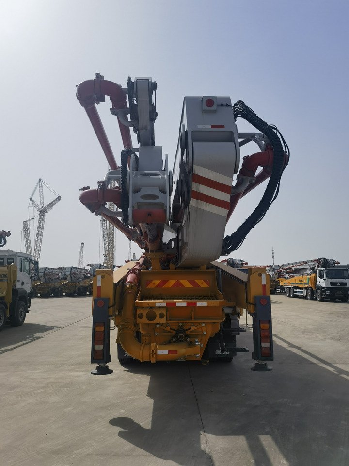 XCMG Official Second Hand 62m Concrete Boom Pump HB62V Truck Mounted Concrete Pump For Sale - Xe bơm bê tông: hình 5 XCMG Official Second Hand 62m Concrete Boom Pump HB62V Truck Mounted Concrete Pump For Sale - Xe bơm bê tông: hình 5