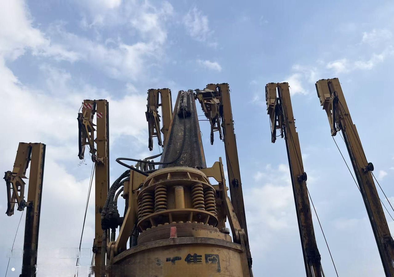 XCMG XR180D used rotary drilling rig machine for sale - Giàn khoan: hình 2 XCMG XR180D used rotary drilling rig machine for sale - Giàn khoan: hình 2
