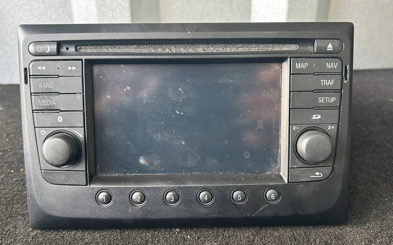 DAF XF 106 ORIGINAL RADIO + MOUNTING BOX - Phụ tùng chung: hình 1 DAF XF 106 ORIGINAL RADIO + MOUNTING BOX - Phụ tùng chung: hình 1