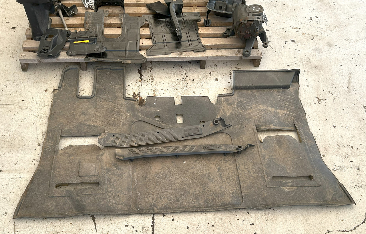 MERCEDES-BENZ COMPLETE INTERIOR CONSOLE - DASHBOARD FOR A BRITISH MERCEDES ACTROS MP4 - Cabin: hình 4 MERCEDES-BENZ COMPLETE INTERIOR CONSOLE - DASHBOARD FOR A BRITISH MERCEDES ACTROS MP4 - Cabin: hình 4