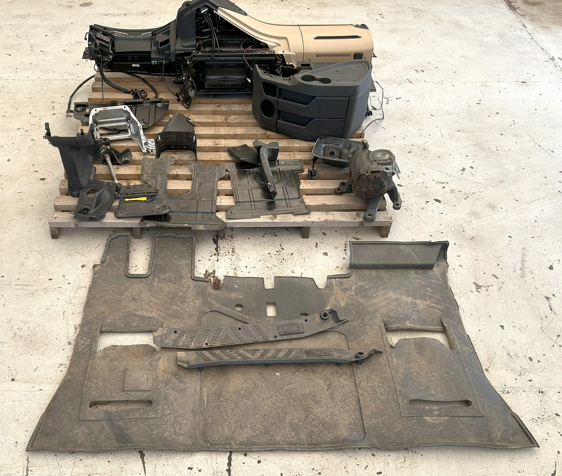 MERCEDES-BENZ COMPLETE INTERIOR CONSOLE - DASHBOARD FOR A BRITISH MERCEDES ACTROS MP4 - Cabin: hình 2 MERCEDES-BENZ COMPLETE INTERIOR CONSOLE - DASHBOARD FOR A BRITISH MERCEDES ACTROS MP4 - Cabin: hình 2