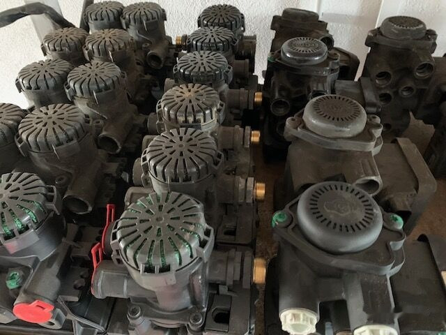 WABCO 1747137 DAF XF 106 truck - Van phanh cho Xe tải: hình 5 WABCO 1747137 DAF XF 106 truck - Van phanh cho Xe tải: hình 5