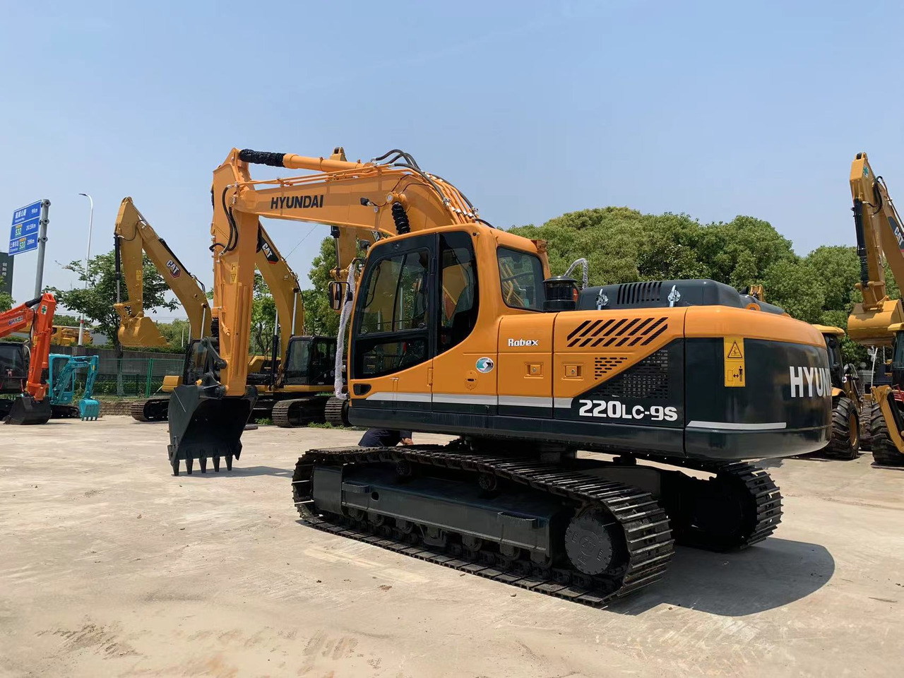 Hyundai 22 ton Excavator 220LC-9S Good Condition Construction Machine - Máy xúc bánh xích: hình 3 Hyundai 22 ton Excavator 220LC-9S Good Condition Construction Machine - Máy xúc bánh xích: hình 3