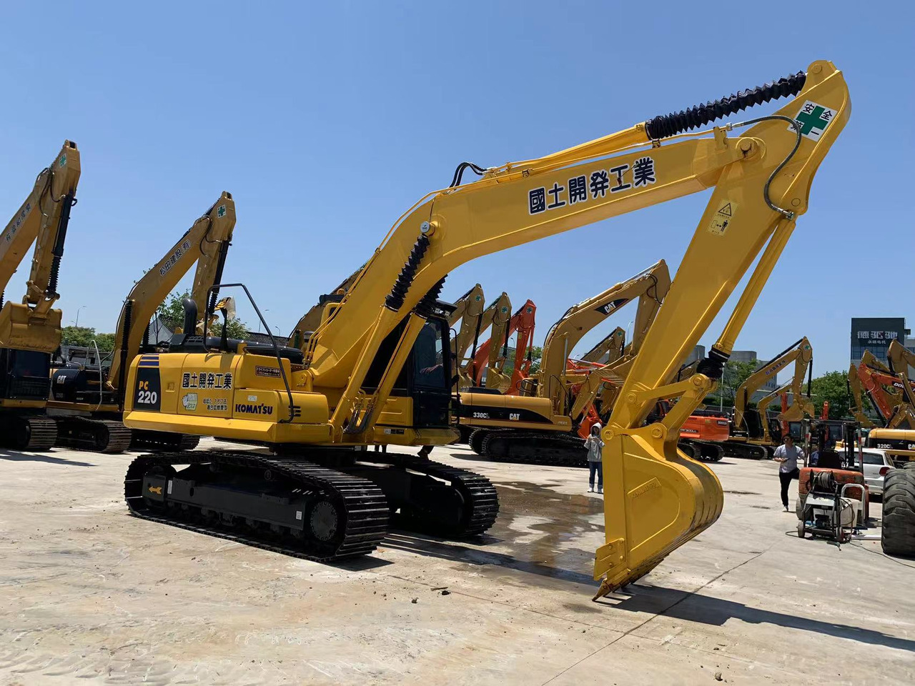 Komatsu Excavator PC220 Good Condition 22 ton Digger - Máy xúc bánh xích: hình 3 Komatsu Excavator PC220 Good Condition 22 ton Digger - Máy xúc bánh xích: hình 3