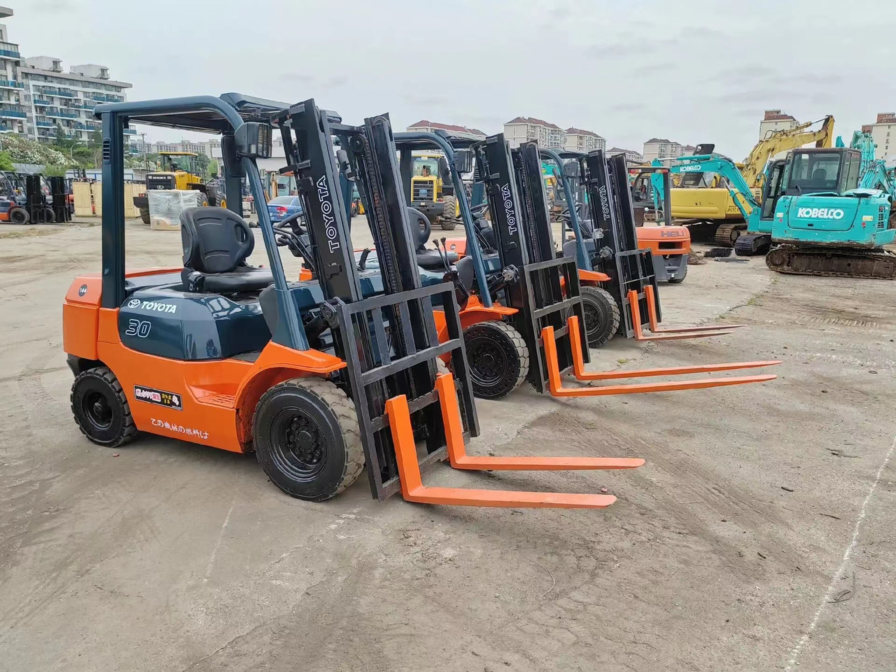 Toyota 3 ton Forklift FD30 with Free Lift, Side Shifter, Clamp - Xe nâng diesel: hình 3 Toyota 3 ton Forklift FD30 with Free Lift, Side Shifter, Clamp - Xe nâng diesel: hình 3