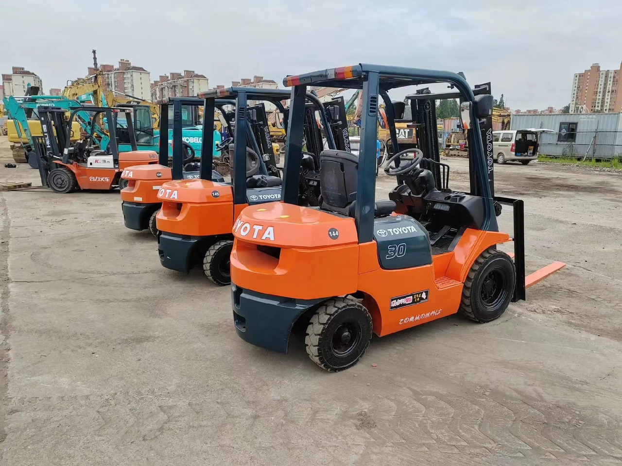 Toyota 3 ton Forklift FD30 with Free Lift, Side Shifter, Clamp - Xe nâng diesel: hình 5 Toyota 3 ton Forklift FD30 with Free Lift, Side Shifter, Clamp - Xe nâng diesel: hình 5