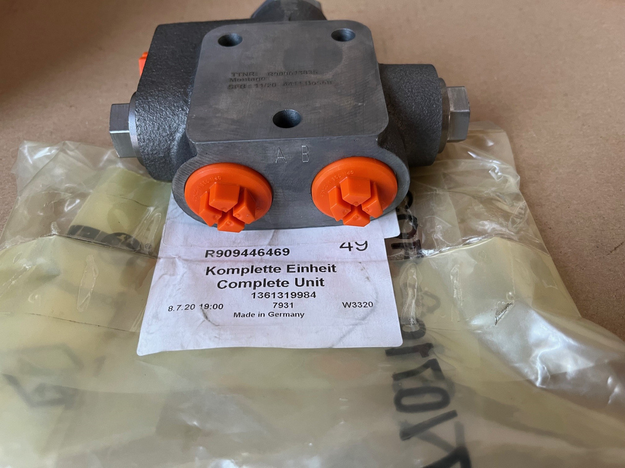 REXROTH R909446469 Flushing & Boost valve - Phụ tùng cho Máy xúc: hình 1 REXROTH R909446469 Flushing & Boost valve - Phụ tùng cho Máy xúc: hình 1