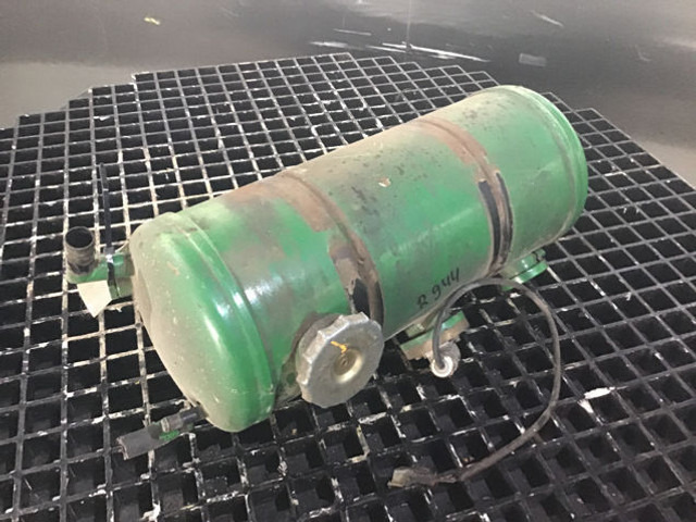 Liebherr Equalizing Reservoir - Bình nước phụ: hình 1 Liebherr Equalizing Reservoir - Bình nước phụ: hình 1