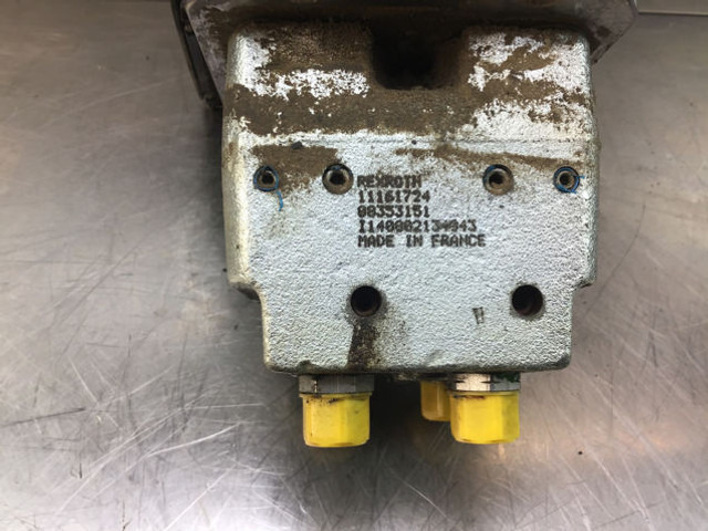 Liebherr Pilot Control Unit - Bàn đạp: hình 2 Liebherr Pilot Control Unit - Bàn đạp: hình 2