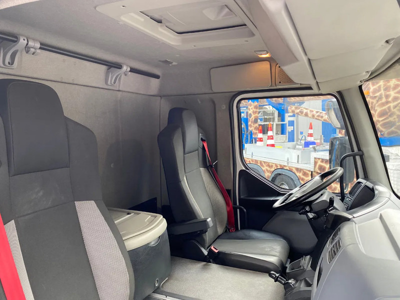 Interior photo 3: Xe tải hộp Renault D16.280 / Closed Box / Automatic / Euro 6