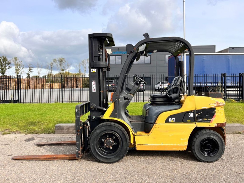 Caterpillar DP30N - Xe nâng diesel: hình 2 Caterpillar DP30N - Xe nâng diesel: hình 2