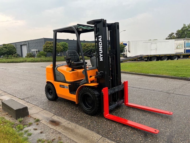 Hyundai 30D-7E - Xe nâng diesel: hình 3 Hyundai 30D-7E - Xe nâng diesel: hình 3