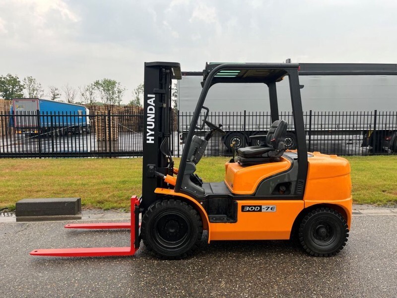 Hyundai 30D-7E - Xe nâng diesel: hình 2 Hyundai 30D-7E - Xe nâng diesel: hình 2