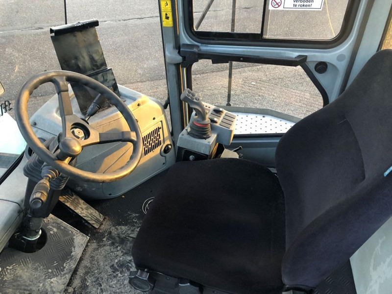 KONECRANES SMV4531 TB5 - Xe tiếp cận xếp chồng: hình 3 KONECRANES SMV4531 TB5 - Xe tiếp cận xếp chồng: hình 3