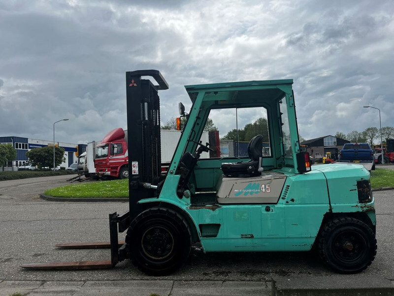 Mitsubishi FD45 - Xe nâng diesel: hình 3 Mitsubishi FD45 - Xe nâng diesel: hình 3
