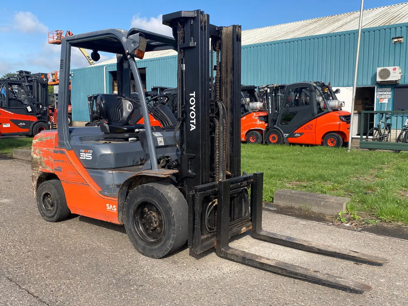 Toyota 02- 8FDF30 - Xe nâng diesel: hình 3 Toyota 02- 8FDF30 - Xe nâng diesel: hình 3