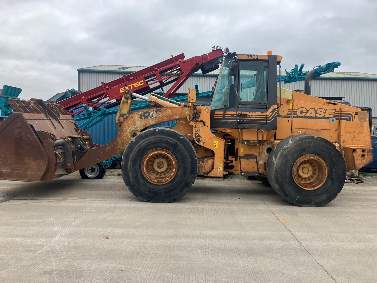 CASE 821C - Máy xúc lật bánh lốp: hình 1 CASE 821C - Máy xúc lật bánh lốp: hình 1