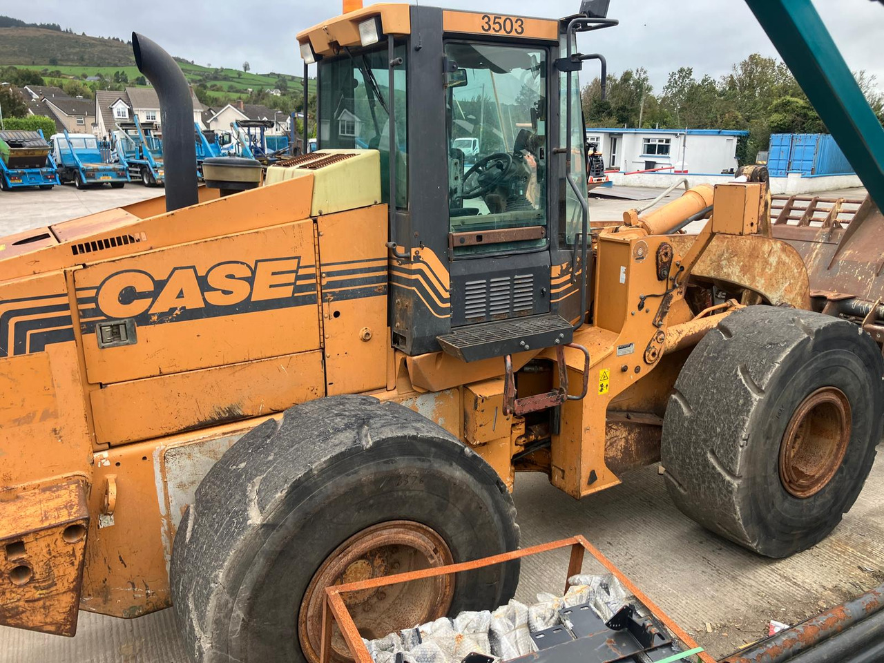 CASE 821C - Máy xúc lật bánh lốp: hình 2 CASE 821C - Máy xúc lật bánh lốp: hình 2