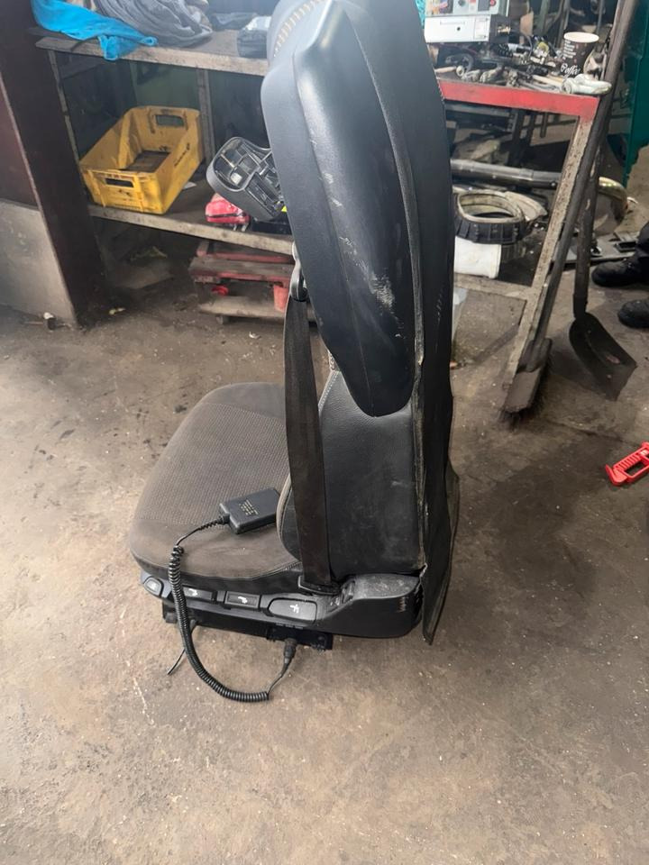 DAF XF 460 Euro 6 Fahrersitz mit Luft - Chỗ ngồi cho Xe tải: hình 3 DAF XF 460 Euro 6 Fahrersitz mit Luft - Chỗ ngồi cho Xe tải: hình 3