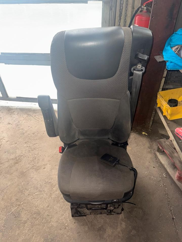 DAF XF 460 Euro 6 Fahrersitz mit Luft - Chỗ ngồi cho Xe tải: hình 1 DAF XF 460 Euro 6 Fahrersitz mit Luft - Chỗ ngồi cho Xe tải: hình 1