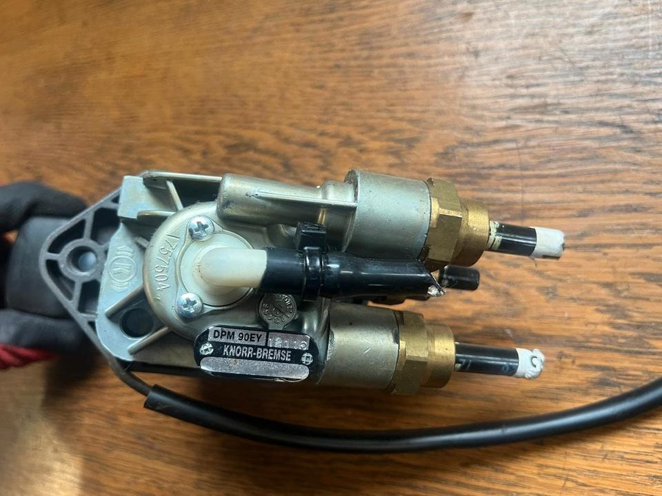 IVECO Stralis KNORR-BREMSE Bremsventil Handbremsventil DPM90EY - Van phanh cho Xe tải: hình 2 IVECO Stralis KNORR-BREMSE Bremsventil Handbremsventil DPM90EY - Van phanh cho Xe tải: hình 2