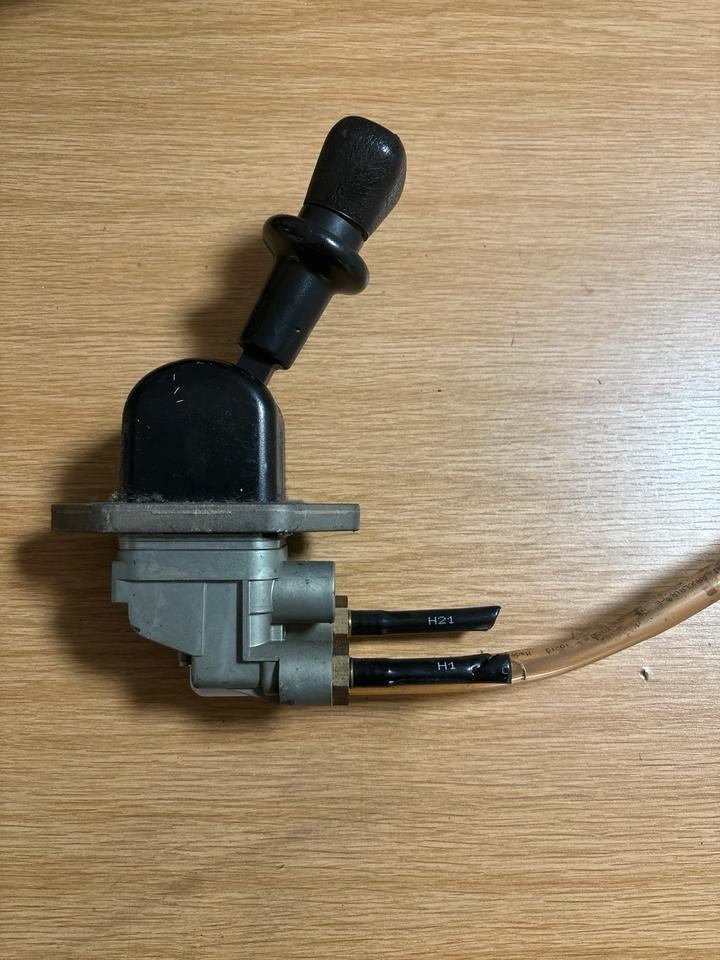 MAN Bremsventil Feststellbremse Handbremsventil 81.52315.6185 - Van phanh cho Xe tải: hình 1 MAN Bremsventil Feststellbremse Handbremsventil 81.52315.6185 - Van phanh cho Xe tải: hình 1