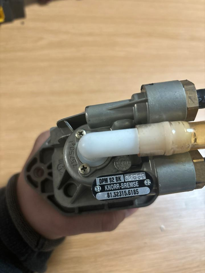 MAN Bremsventil Feststellbremse Handbremsventil 81.52315.6185 - Van phanh cho Xe tải: hình 3 MAN Bremsventil Feststellbremse Handbremsventil 81.52315.6185 - Van phanh cho Xe tải: hình 3