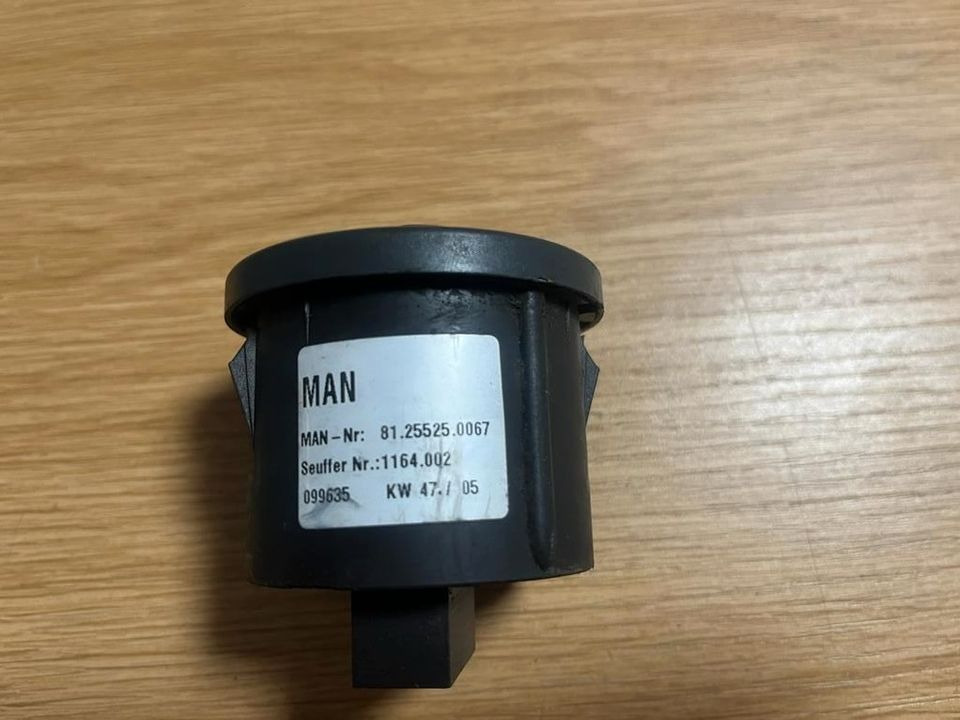 MAN TGA TGL TGS TGX Schalter Achssperre 81255250067 - Linh kiện điện cho Xe tải: hình 2 MAN TGA TGL TGS TGX Schalter Achssperre 81255250067 - Linh kiện điện cho Xe tải: hình 2