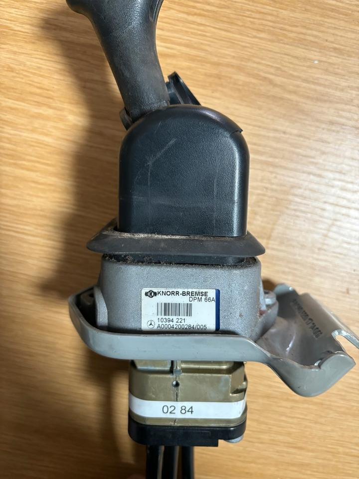 Mercedes KNORR-BREMSE Bremsventil Handbremsventil A0004200284 - Van phanh cho Xe tải: hình 3 Mercedes KNORR-BREMSE Bremsventil Handbremsventil A0004200284 - Van phanh cho Xe tải: hình 3