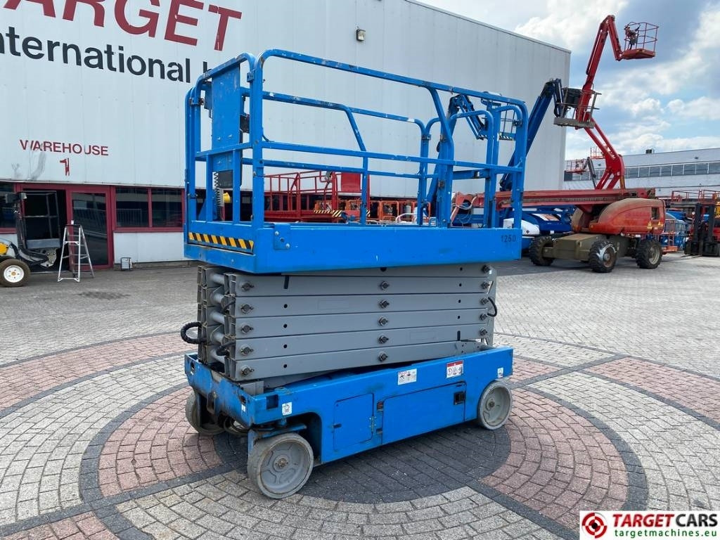 Genie GS-4047 Electric 4047 Scissor Work Lift 1389cm - Máy nâng người hình kéo: hình 1 Genie GS-4047 Electric 4047 Scissor Work Lift 1389cm - Máy nâng người hình kéo: hình 1