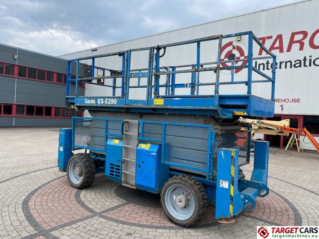 Genie GS-5390RT Diesel 4x4 Scissor Work Lift 1815cm - Máy nâng người hình kéo: hình 4 Genie GS-5390RT Diesel 4x4 Scissor Work Lift 1815cm - Máy nâng người hình kéo: hình 4